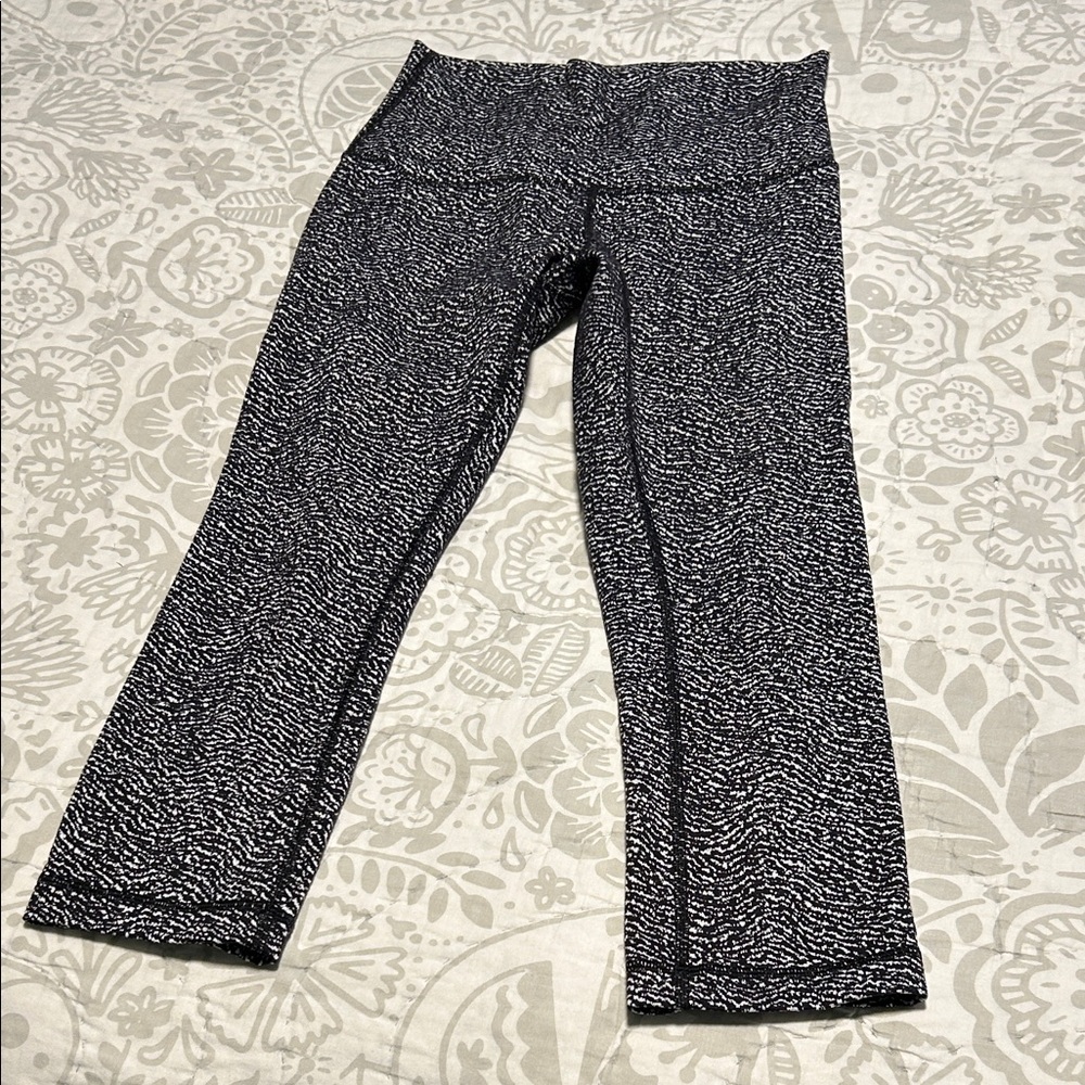 Lululemon Black and White Patterned Crop Leggings 6